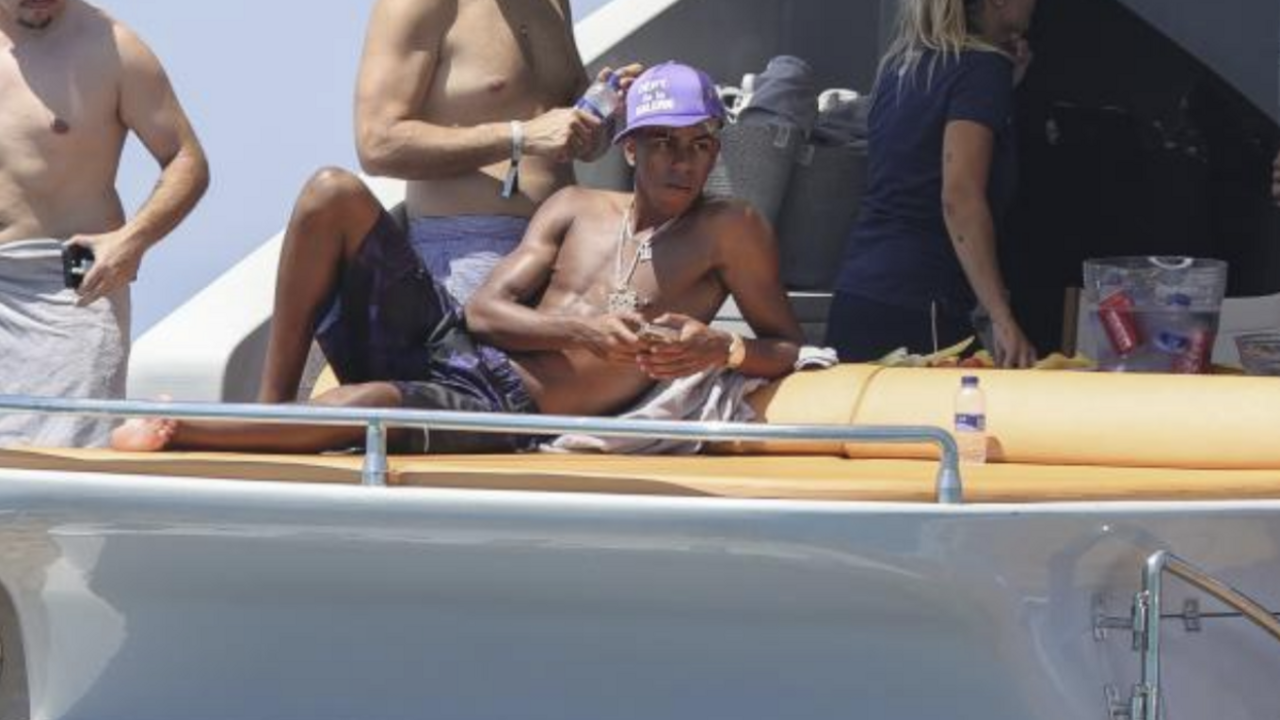 Yamal celebra aniversário em festa; mãe manifesta preocupação com estilo de vida