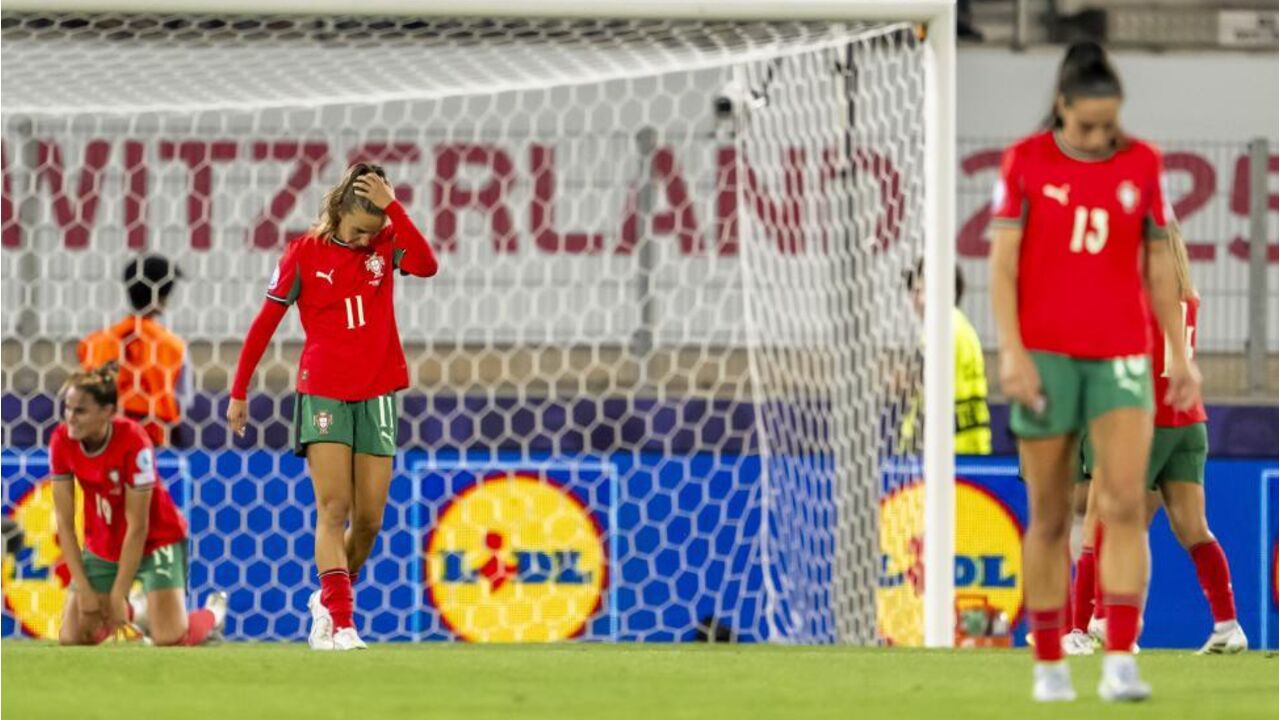Jogadoras desanimadas após o jogo Portugal-Bélgica no Euro feminino