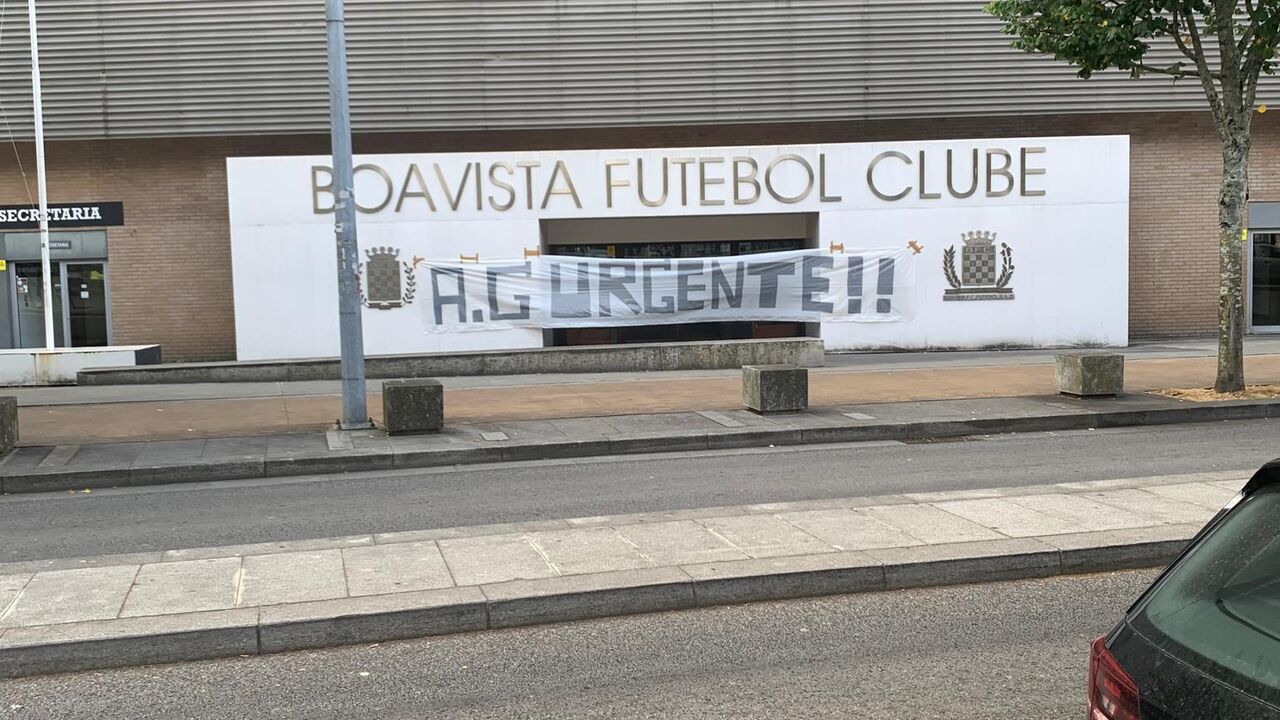 Adeptos do Boavista protestam no Bessa, exigindo Assembleia Geral urgente