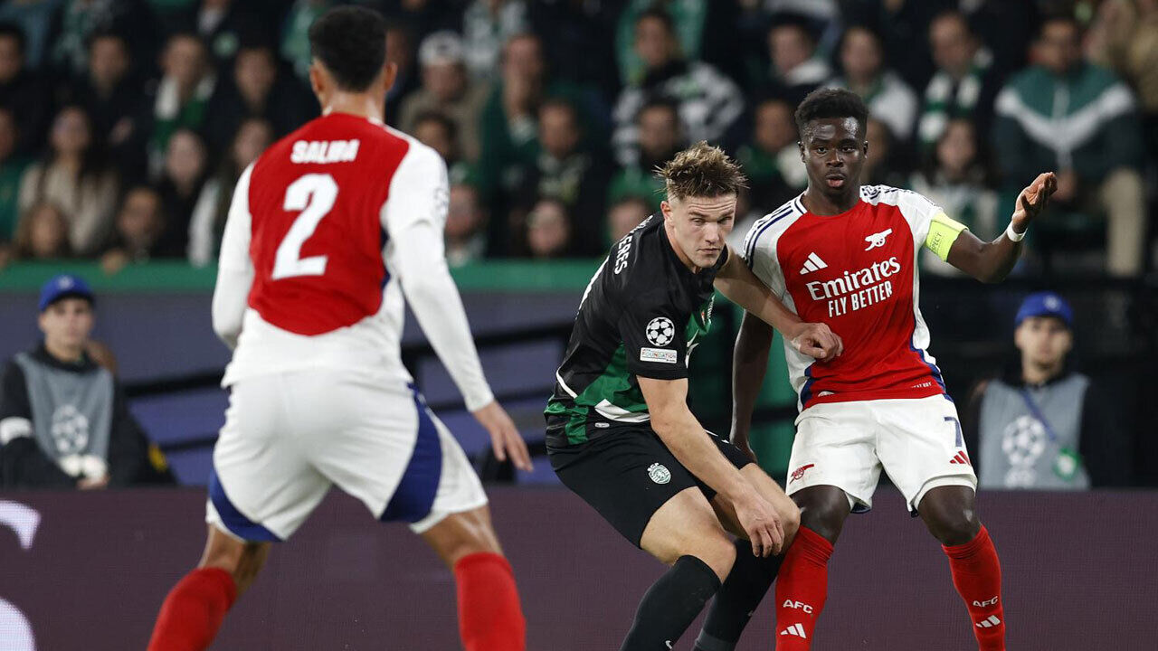 Gyökeres numa disputa de bola com Saka durante o duelo entre Sporting e Arsenal da fase regular da Liga dos Campeões 