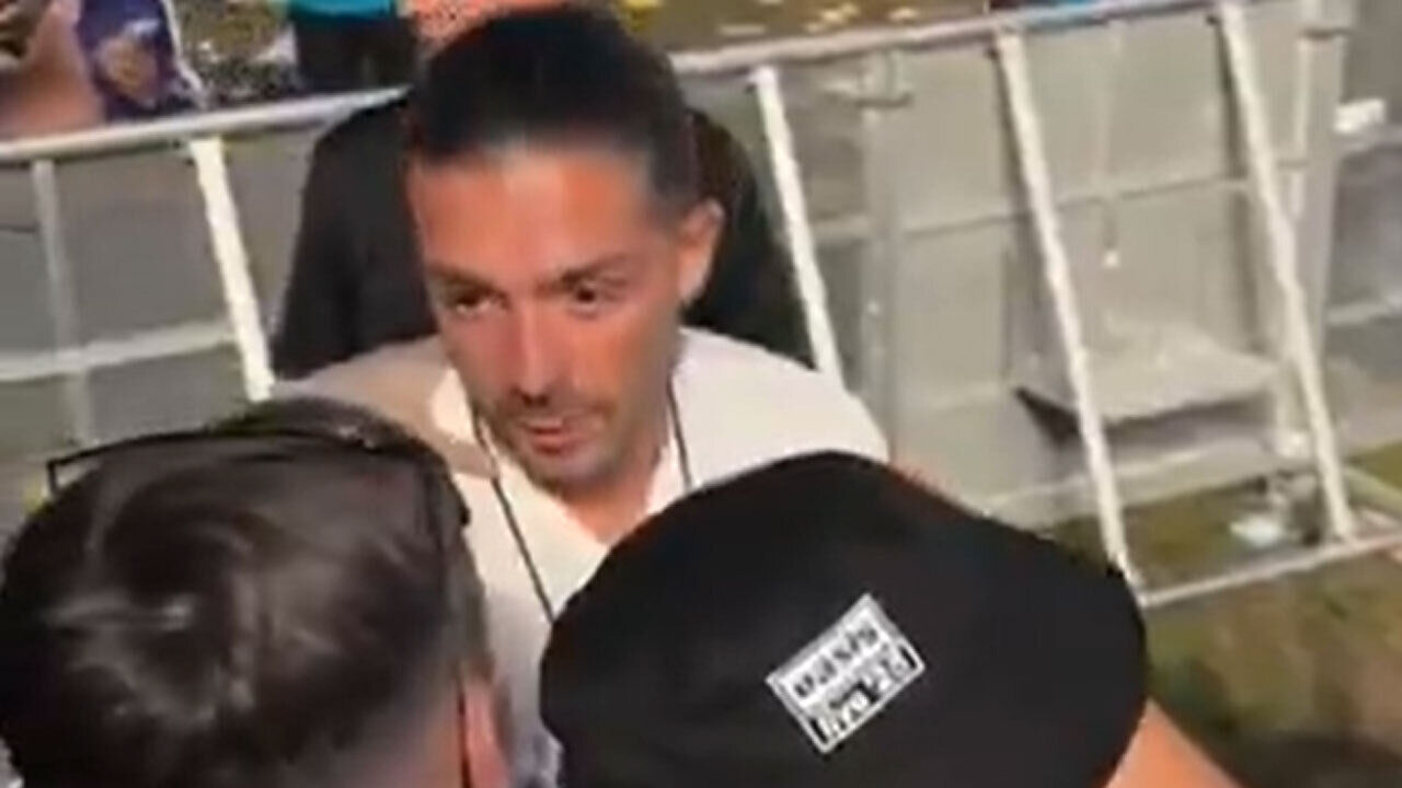 Grealish à conversa com adeptos do Manchester City