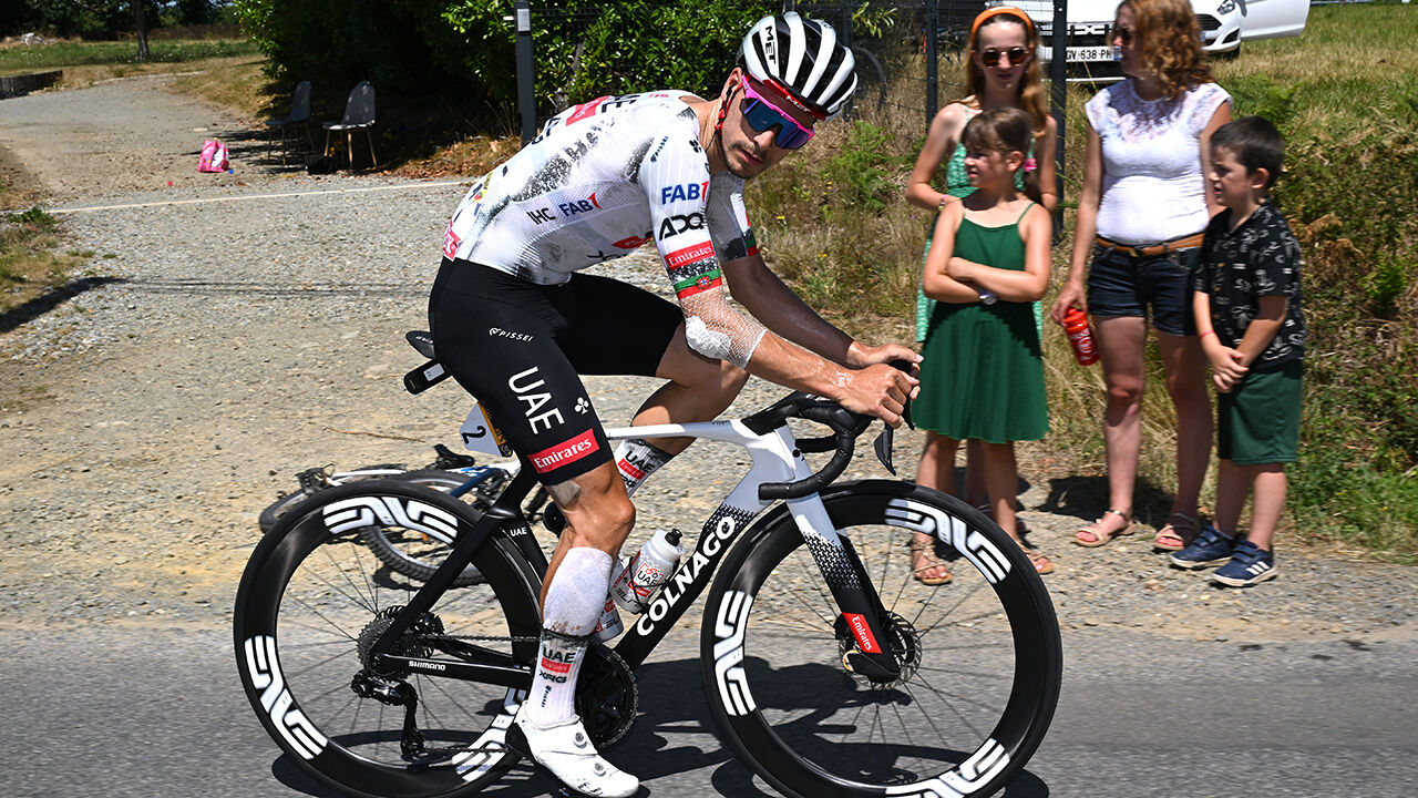 João Almeida compete no Tour com fratura e dedo dorido