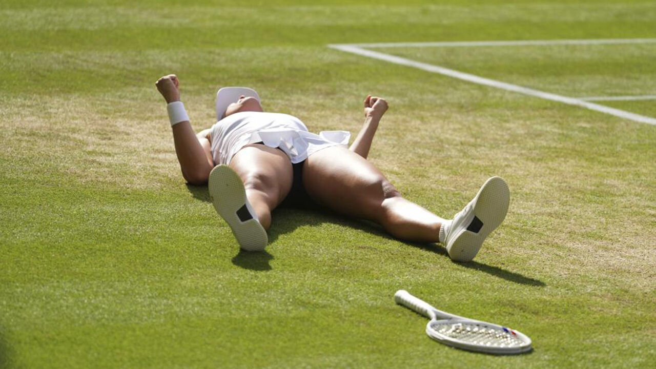 Iga Swiatek celebra vitória em Wimbledon após final histórica.
