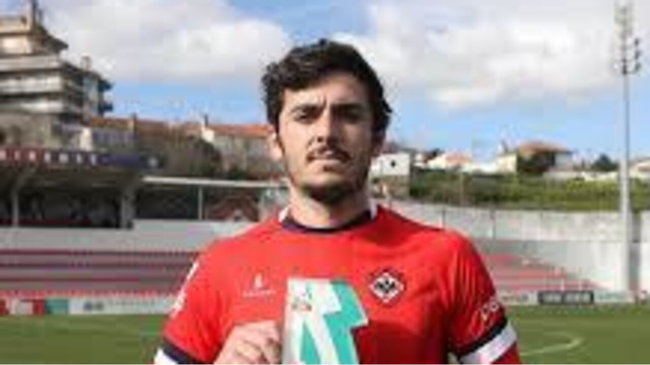 Frederico Namora renova contrato com a Oliveirense até 2026