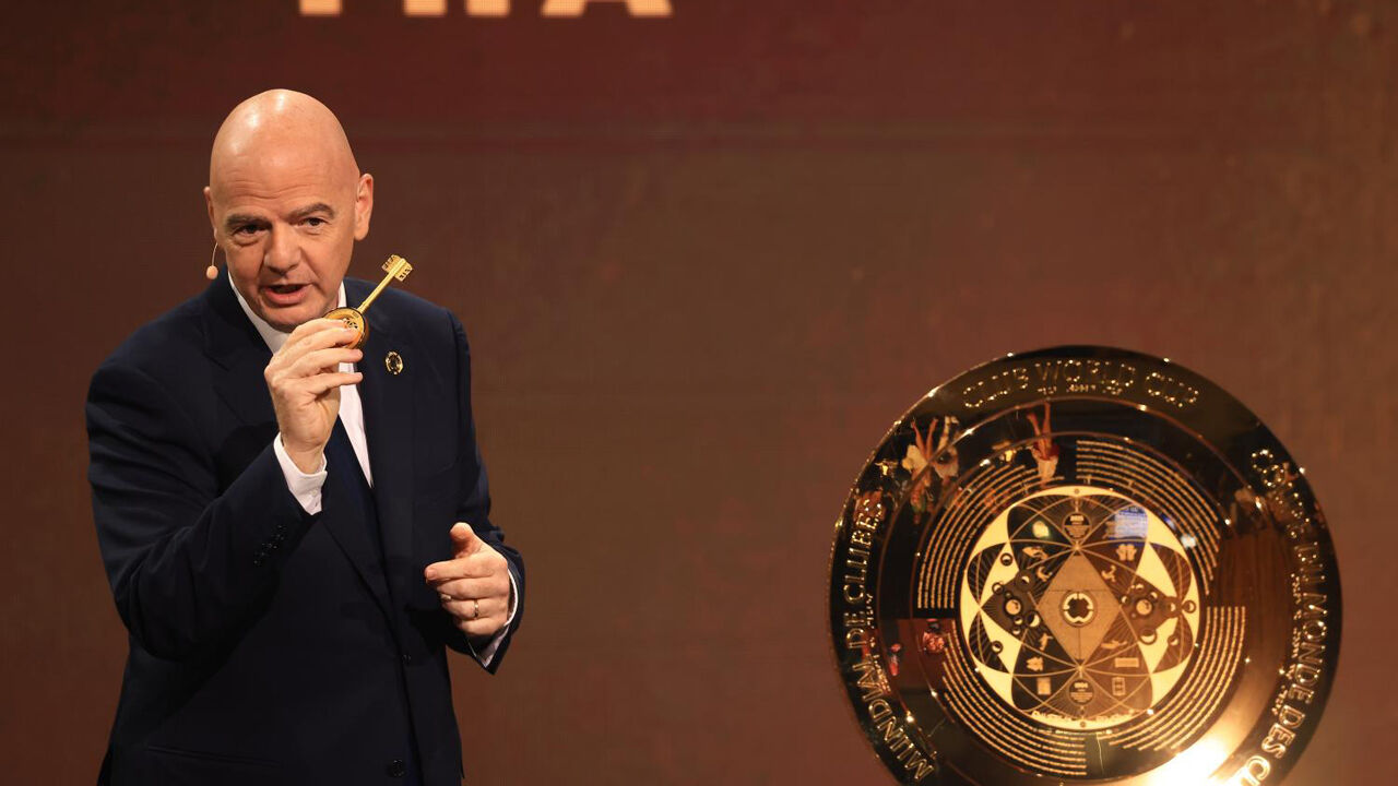 Gianni Infantino junto ao troféu do Mundial de Clubes