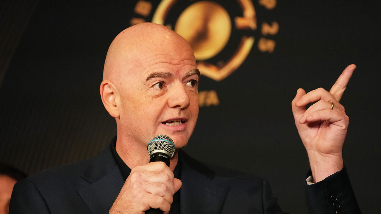 Infantino anuncia medida para evitar suspensão de jogos no Mundial