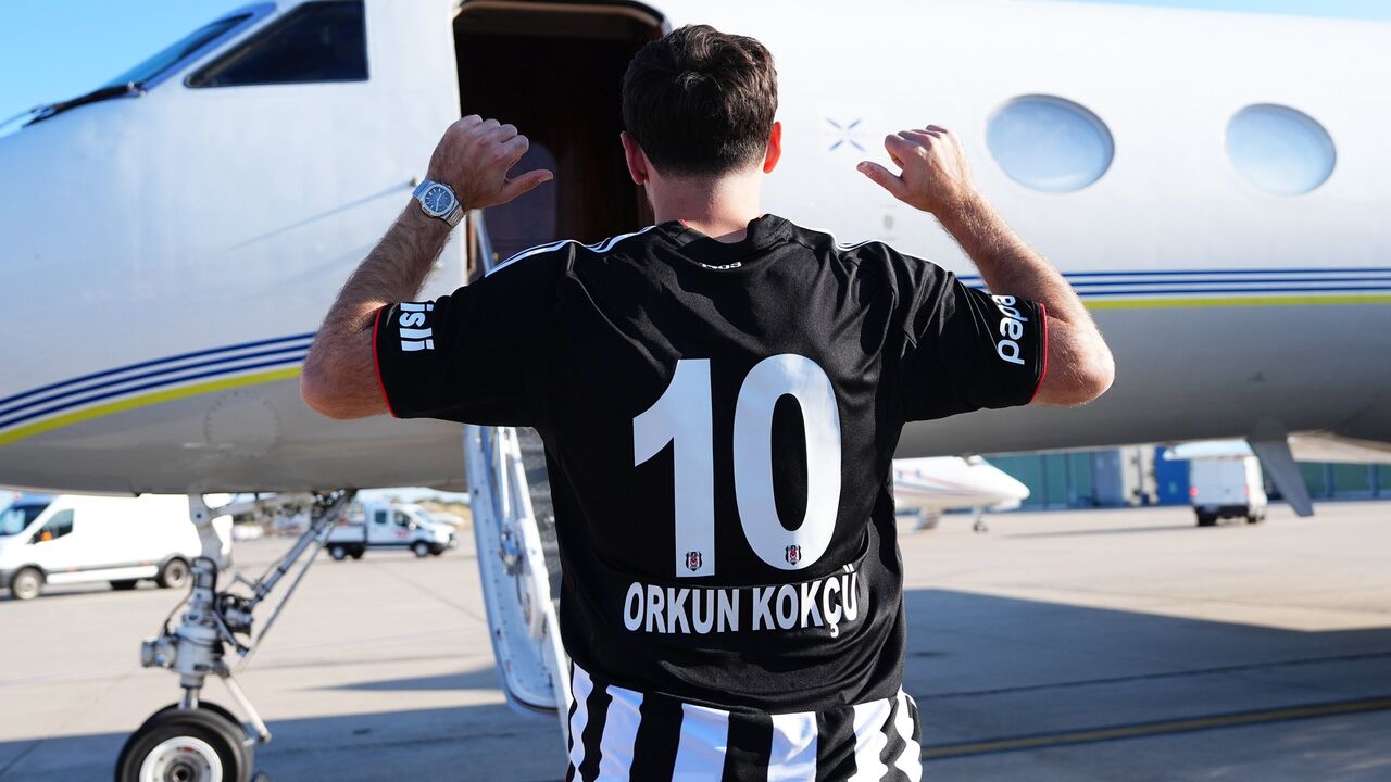 Orkun Kökçü apresentado no Besiktas, este domingo, no Estádio Tupras