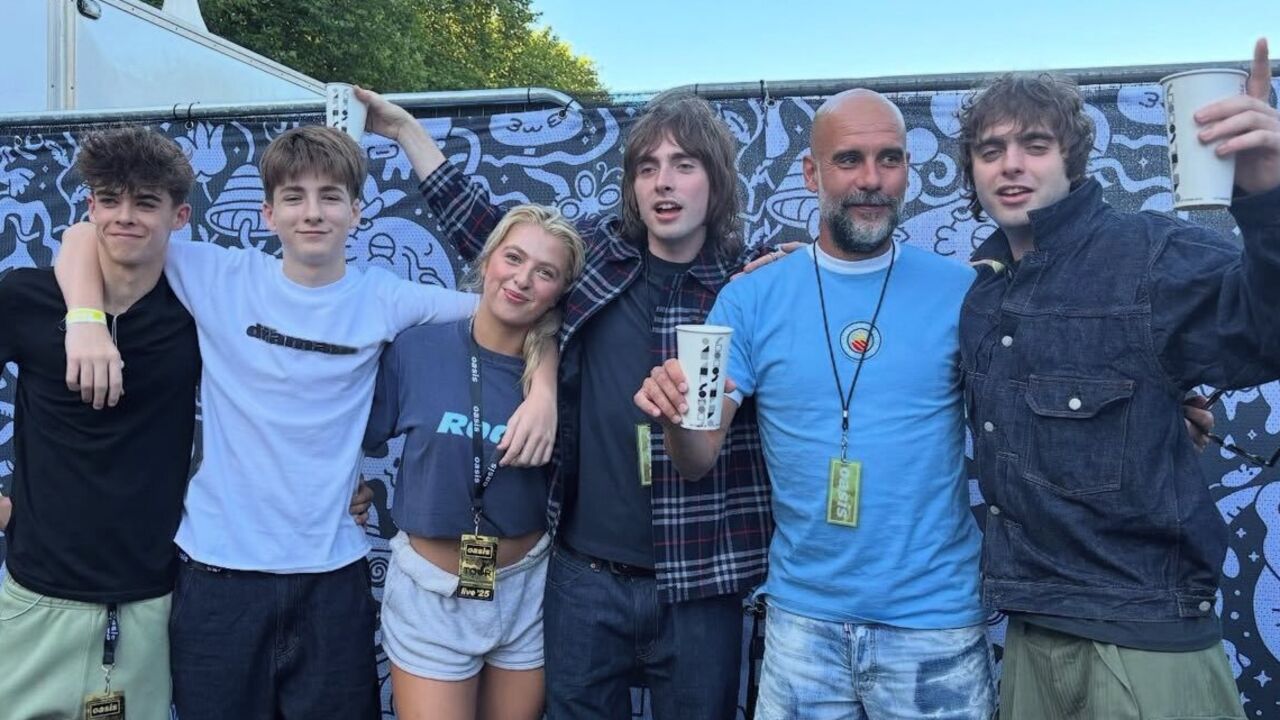 Pep Guardiola homenageado por Liam Gallagher em concerto dos Oasis em Manchester