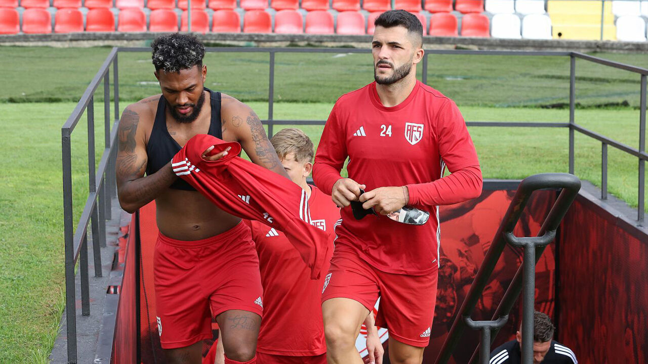 Kiki Afonso (à direita) é um dos jogadores do AVS a trabalhar com algumas limitações