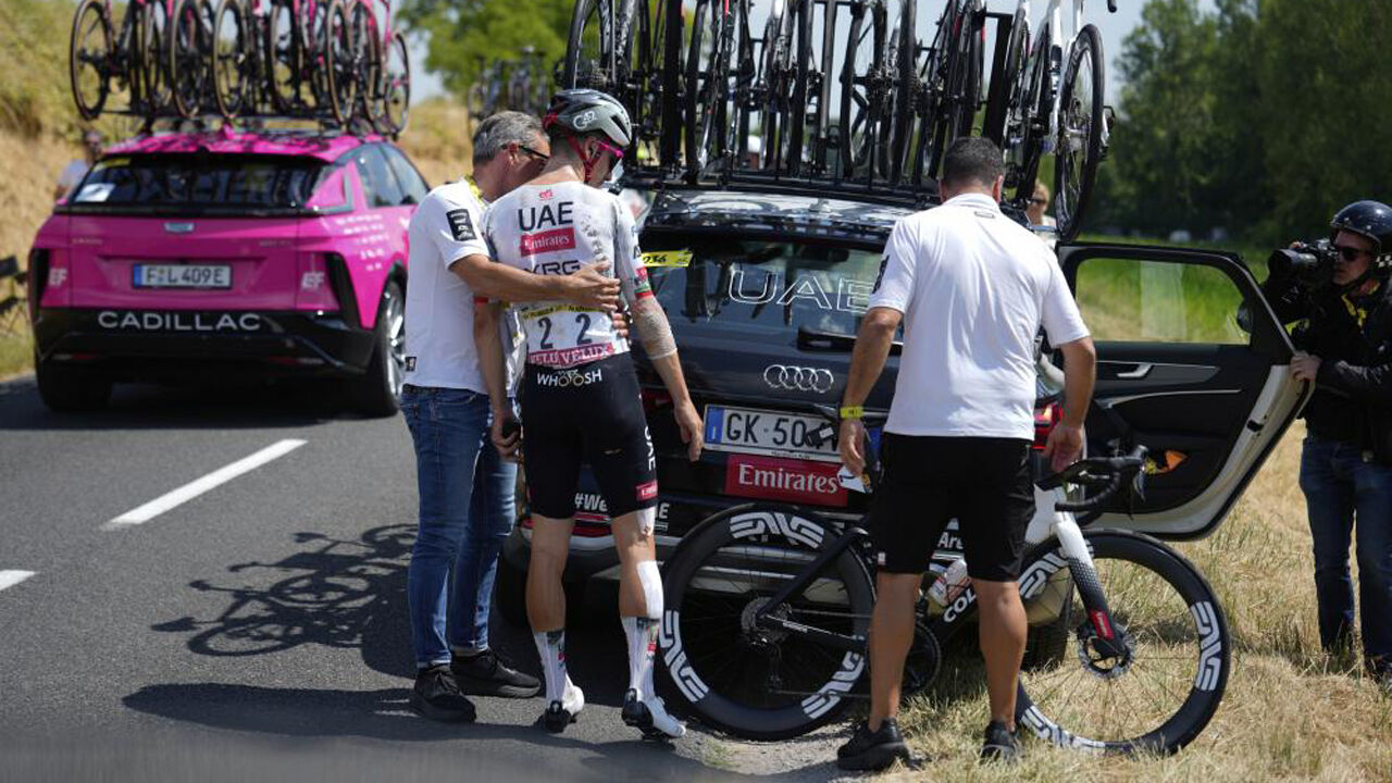 O momento em que João Almeida abandona o Tour à 9.ª etapa