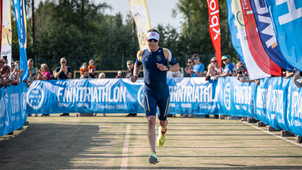 Alexander Stubb compete no triatlo Sprint em Joroinen e fica em 2.º lugar