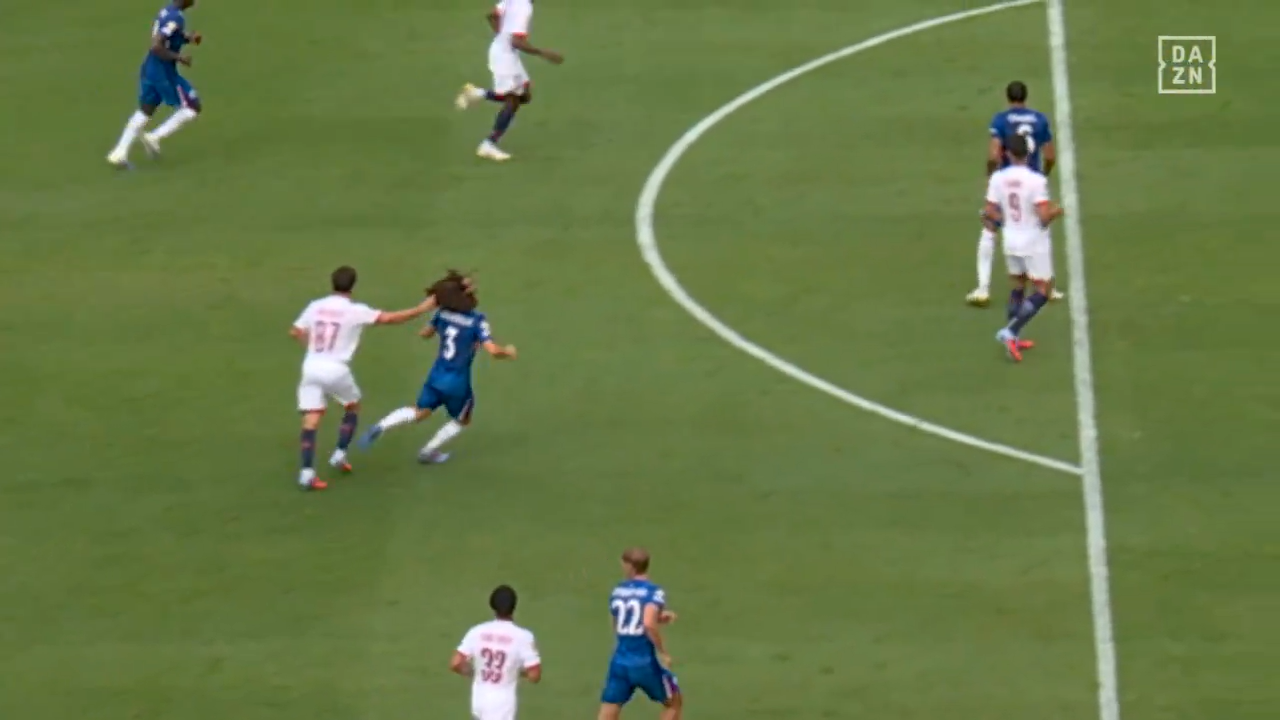 João Neves expulso após puxar o cabelo de Cucurella