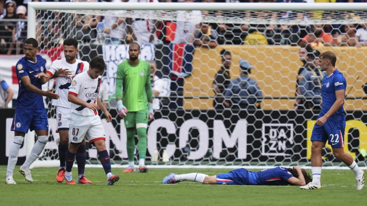 Chelsea vence PSG após expulsão de João Neves por puxão de cabelo a Cucurella
