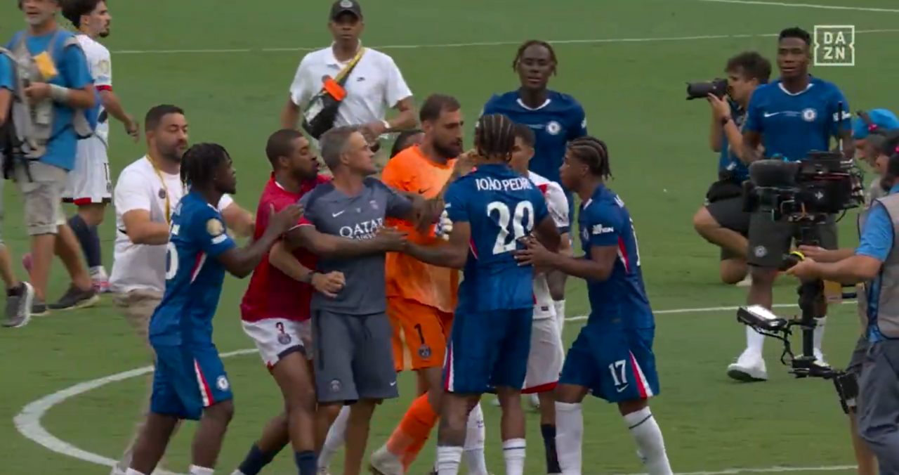 Luis Enrique agride João Pedro no final do Chelsea-PSG, nos EUA