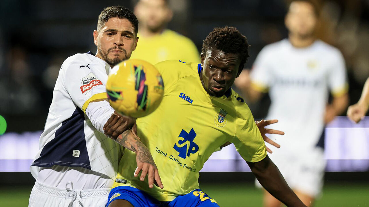 Amadou Danté e Arnau Solà disputam lugar no Arouca, após saída de Weverson