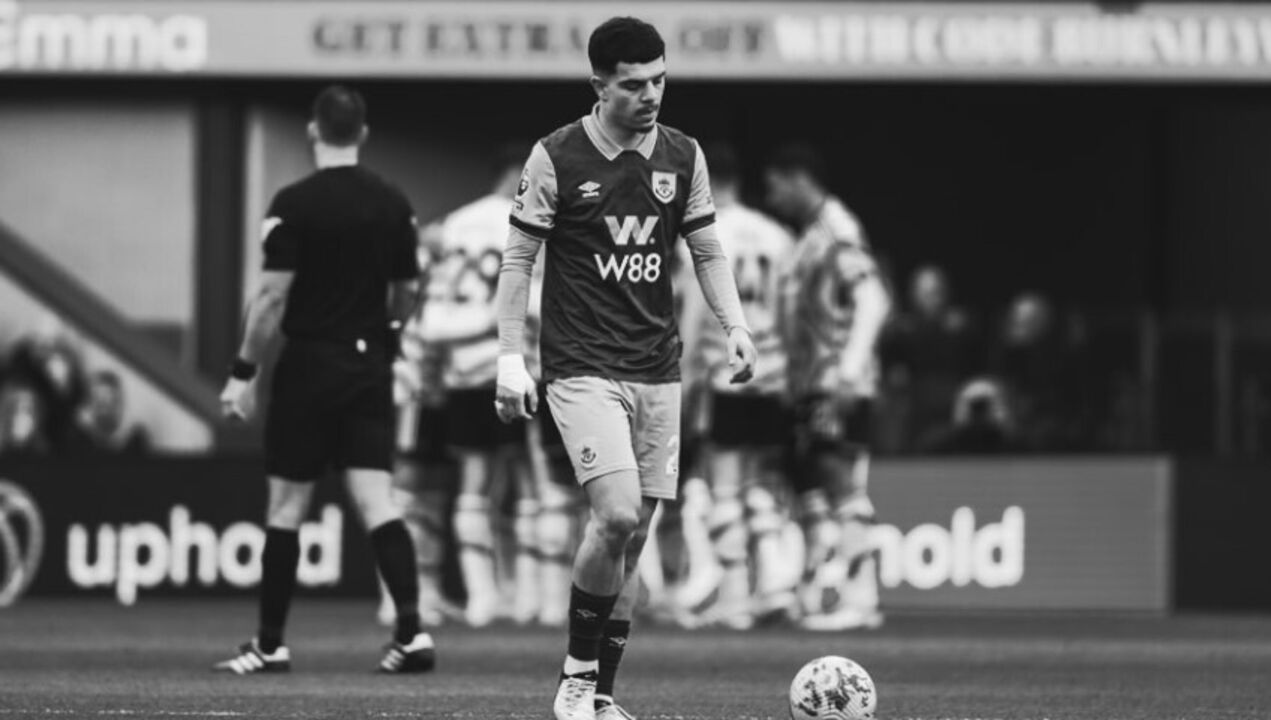 Zeki Amdouni, jogador do Burnley, lesionado e afastado dos relvados