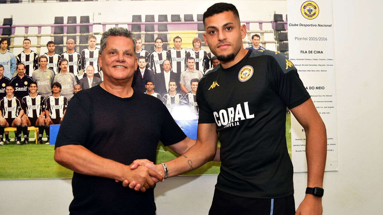 Kaique ao lado de Rui Alves, presidente do Nacional 