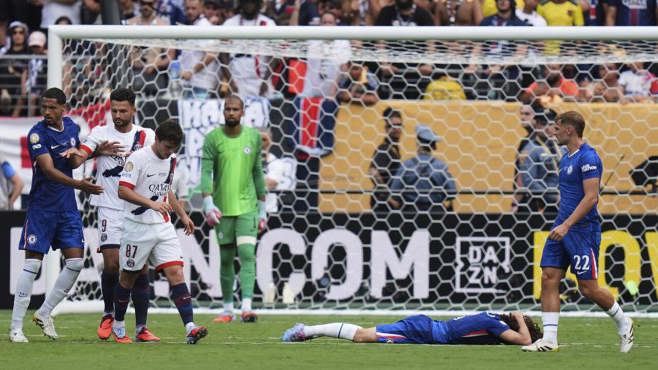 João Neves após puxar Cucurella