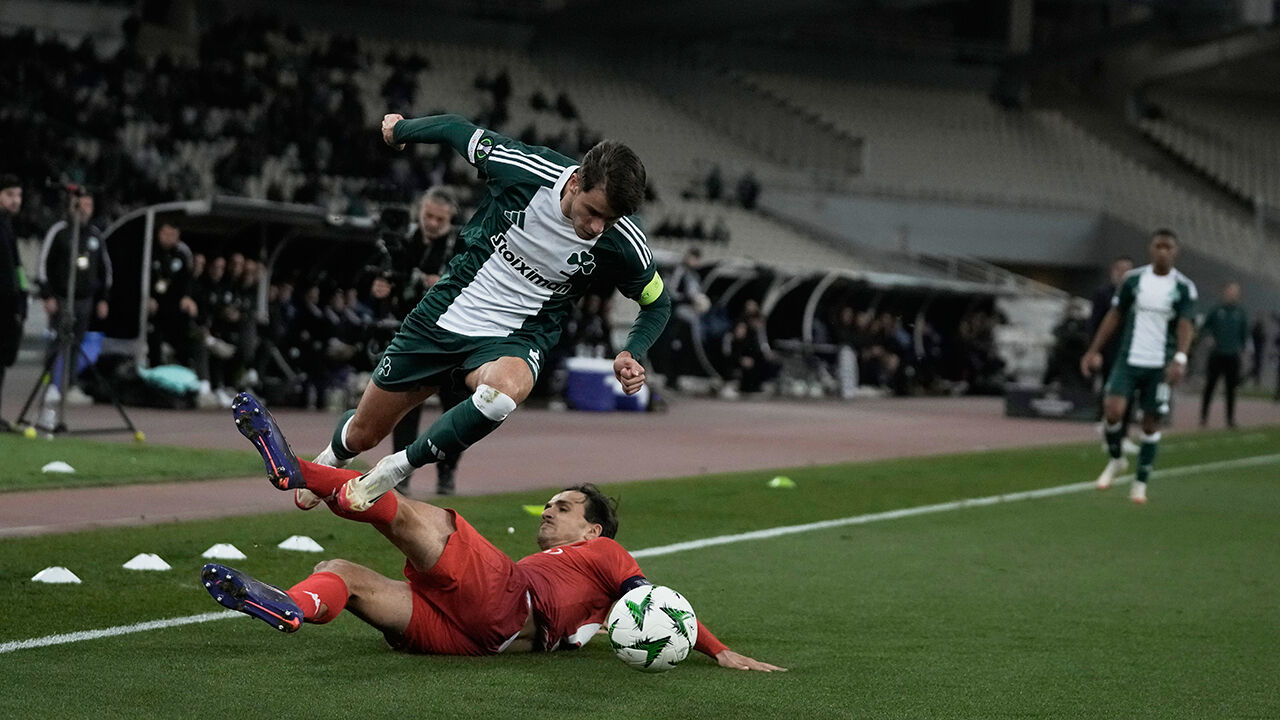 Vagiannidis em campo durante jogo da Champions