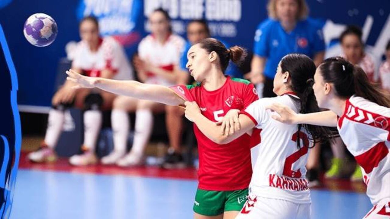 Seleção de andebol feminino sub-19 vence Turquia e lutará pelo 17.º no Europeu