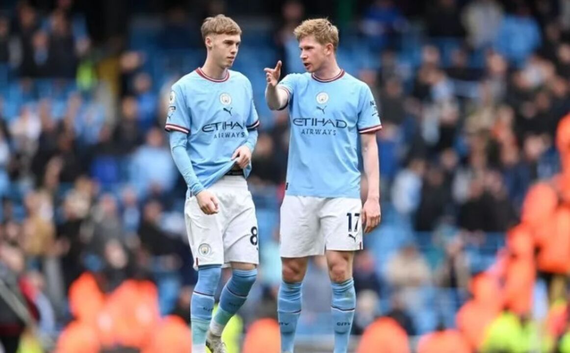 Lescott comenta relação de Cole Palmer e De Bruyne no Manchester City