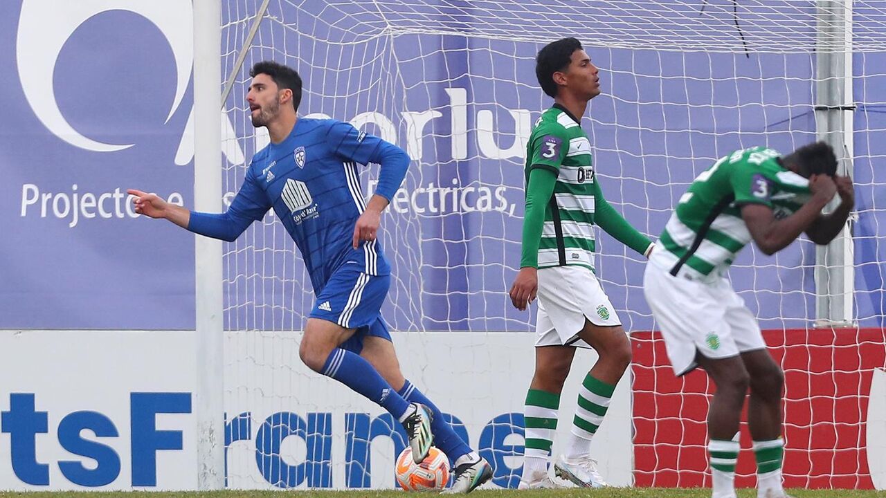 João Oliveira prolonga contrato com Amora para nova época futebolística