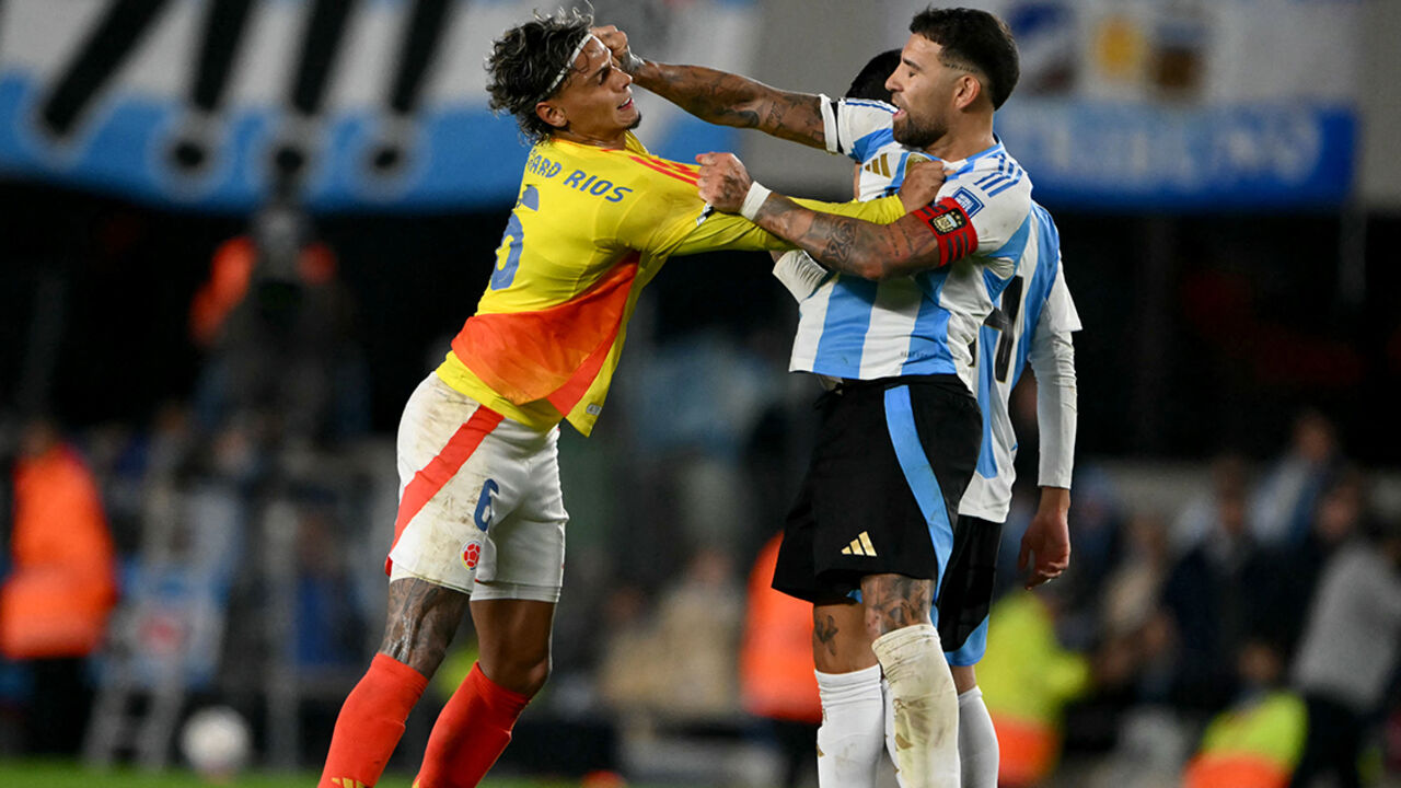 Otamendi e Richard Ríos discutem em jogo Argentina-Colômbia antes de possível ida para o Benfica