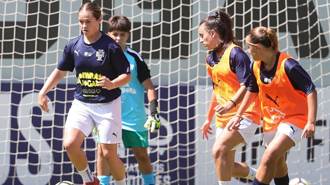 Cláudia Mendinhas com a bola no primeiro treino do Estágio da Jogadora 