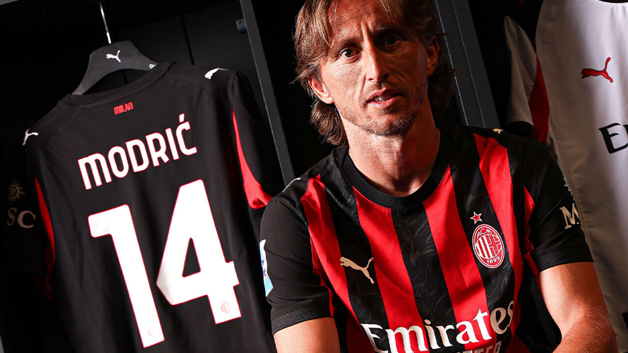 Modric veste a camisola 14 do Milan, após transferência do Real Madrid