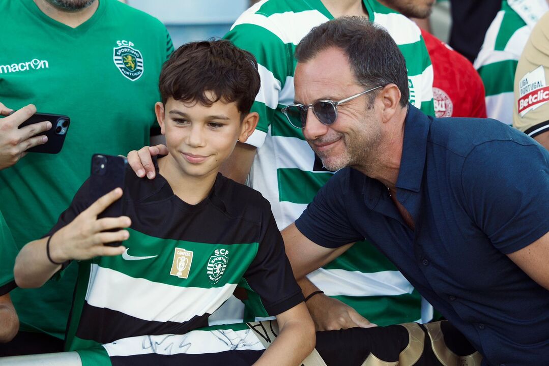 Frederico Varandas convive com adeptos do Sporting e posa para fotografias