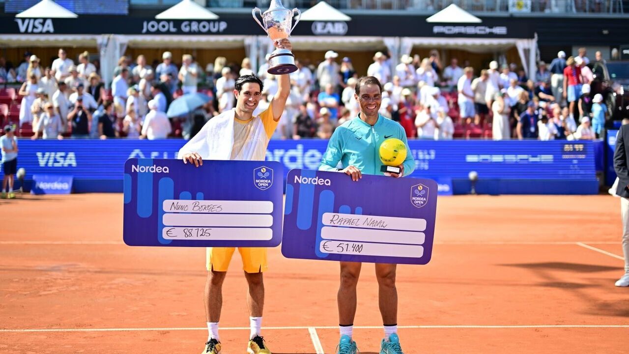 Nuno Borges e Rafael Nadal no Nordea Open com os cheques de prémio