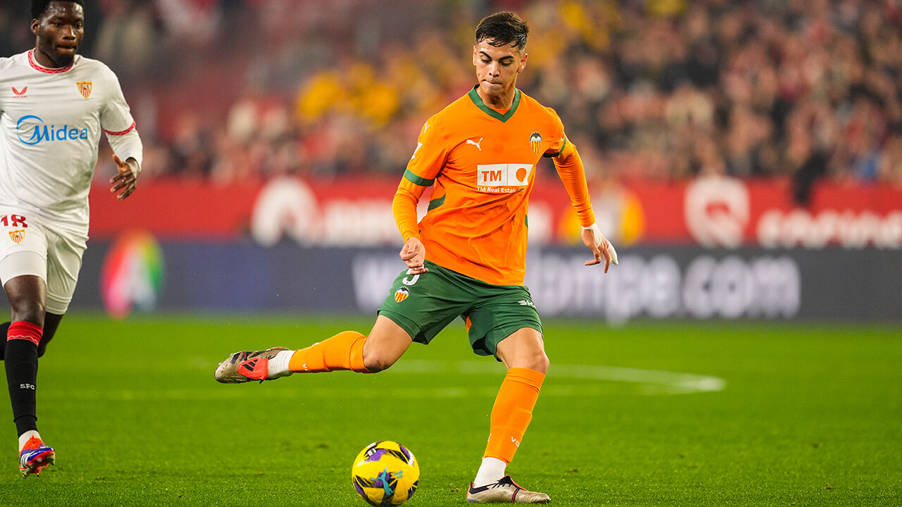 Enzo Barrenechea chega a Lisboa para reforçar o Benfica após acordo com o Aston Villa