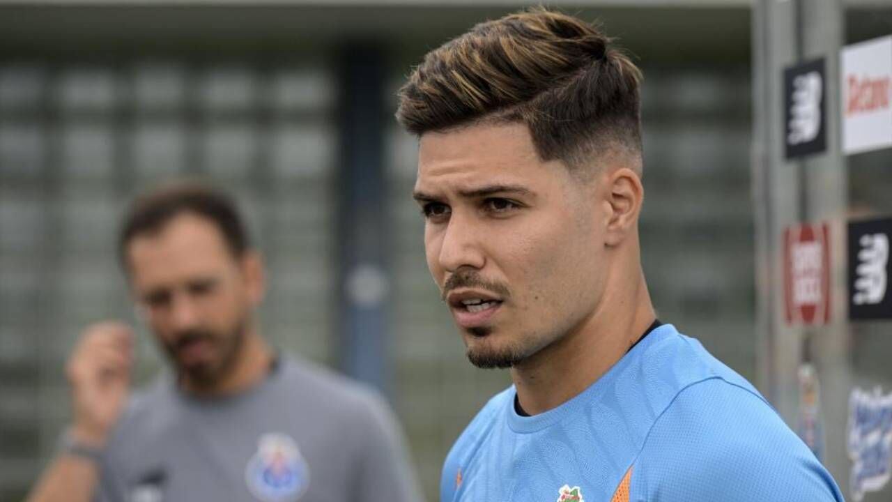 Francisco Moura fala à comunicação social antes de mais um treino do FC Porto