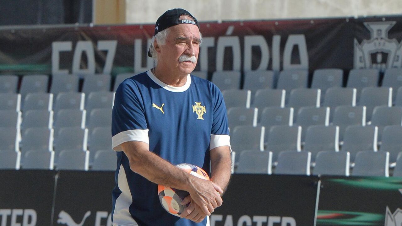 Mário Narciso, treinador de futebol de praia, aguarda jogo