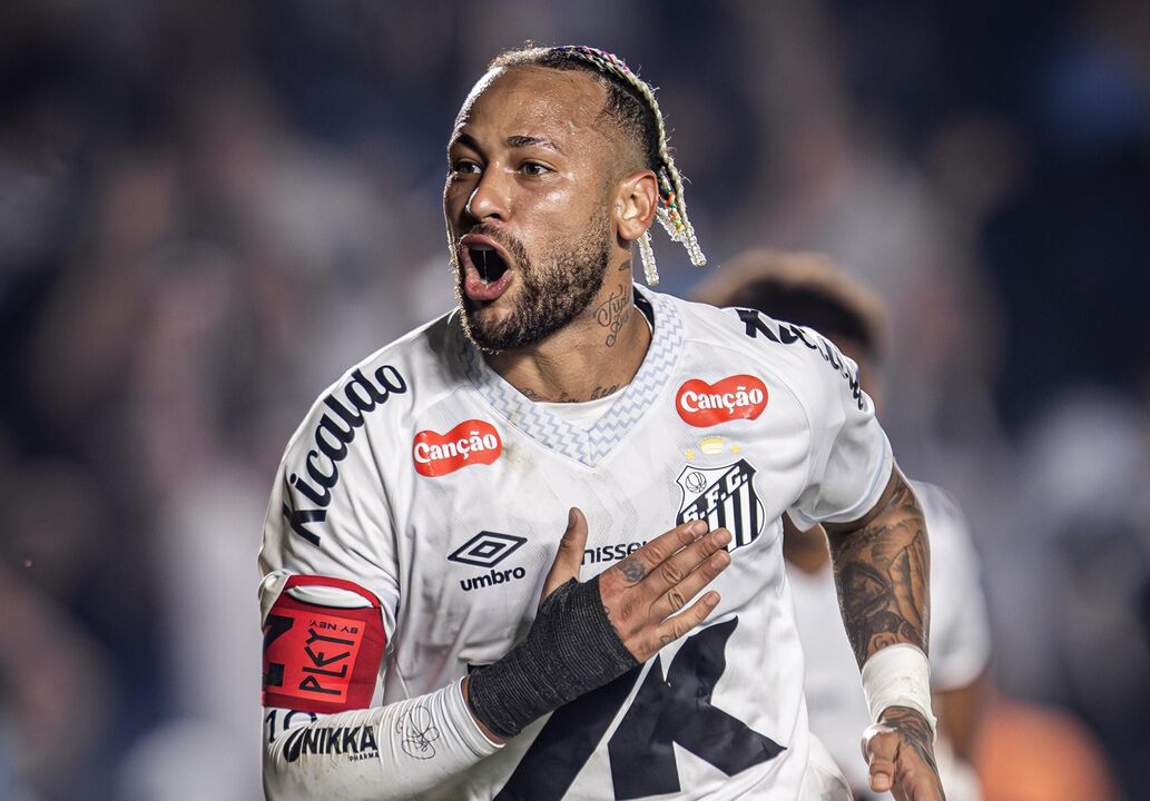 Neymar marca golo pelo Santos contra o Flamengo no Brasileirão