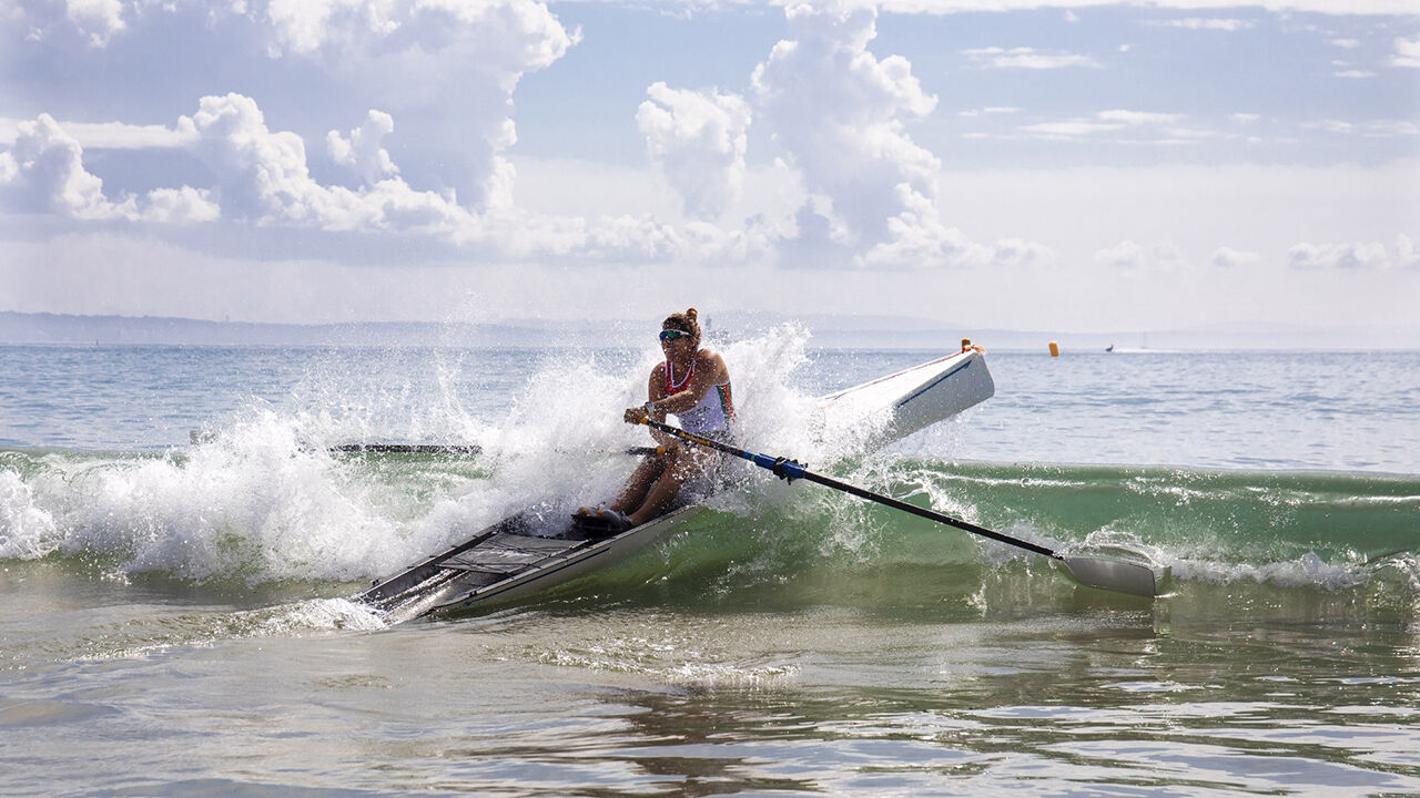 Remadores competem no 1924 Pharoes Trophy em Oeiras, preparando-se para Los Angeles 2028