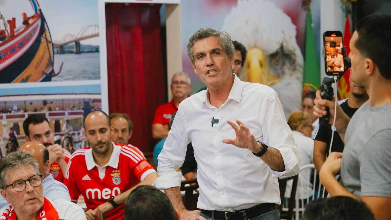Noronha Lopes em campanha na Casa do Benfica de Vila Franca de Xira