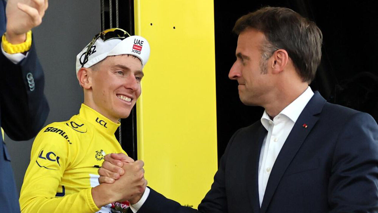 Pogacar e Macron juntos num aperto de mão no Hautacam.
