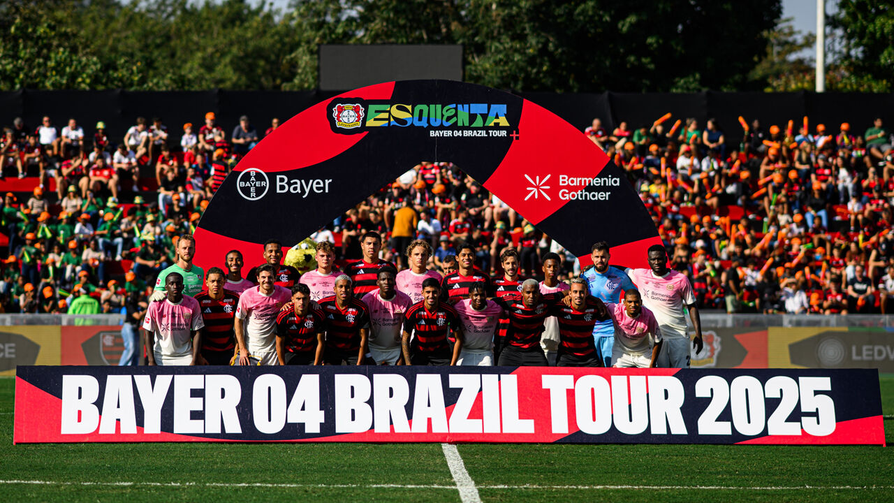 Os jogadores de Bayer Leverkusen e Flamengo juntos antes do apito inicial