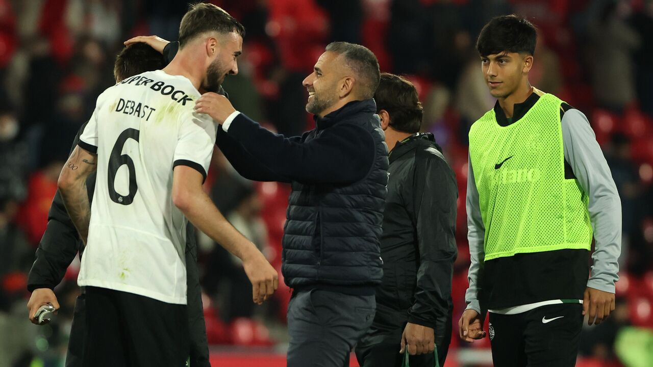 Zeno Debast treina como médio no Sporting sob as ordens de Rui Borges, em Lagos