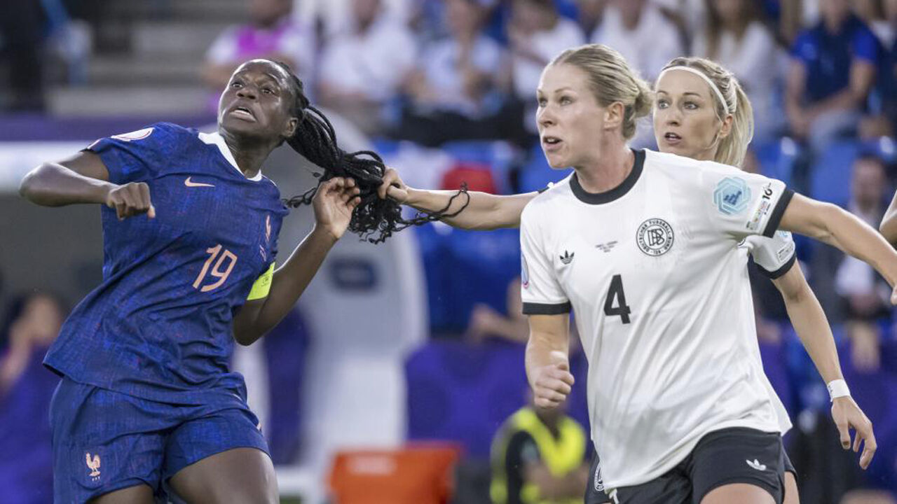 O momento em que Hendrich puxa o cabelo a Mbock