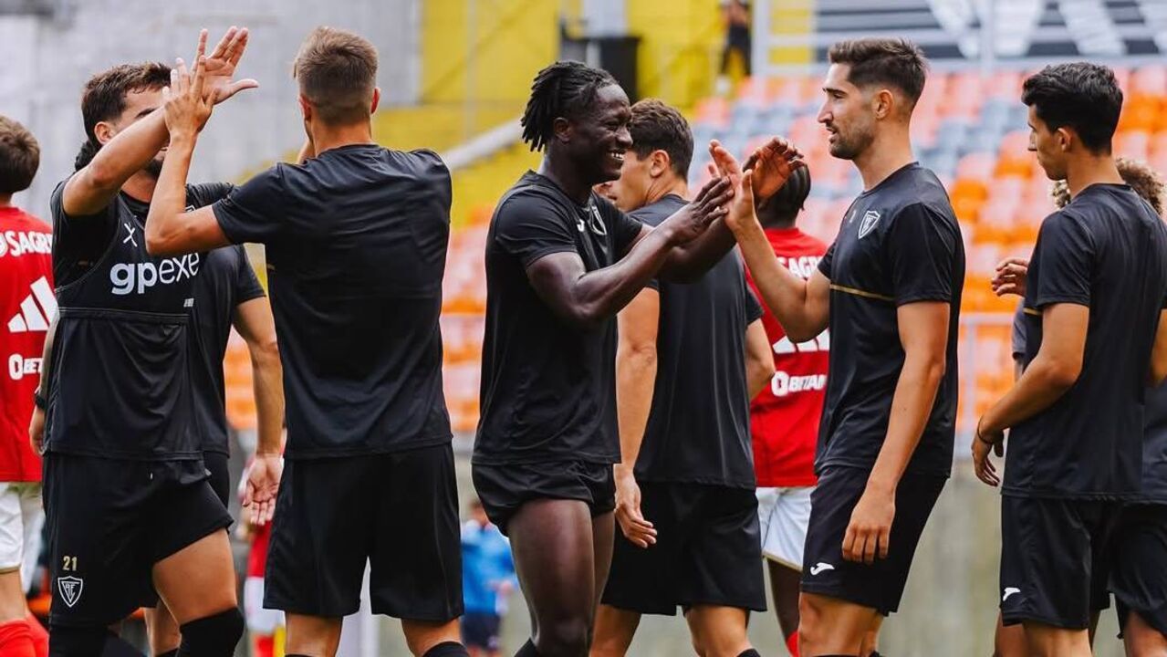 O Ac. Viseu empata com o Benfica B em jogo de preparação para a 2.ª Liga