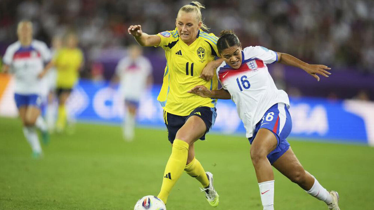 Jess Carter (à direita) no encontro frente à Suécia 