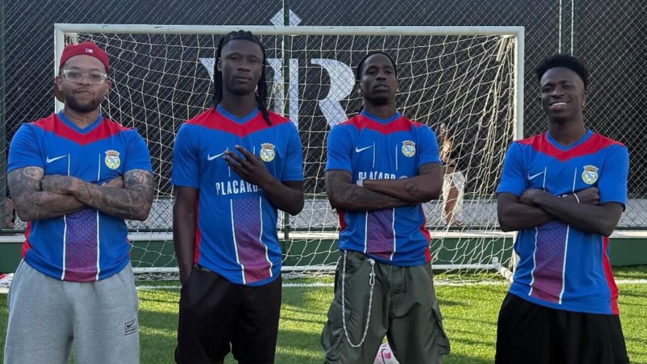 Chase B, Eduardo Camavinga, Travis Scott e Vinícius Júnior com a camisola do Alverca