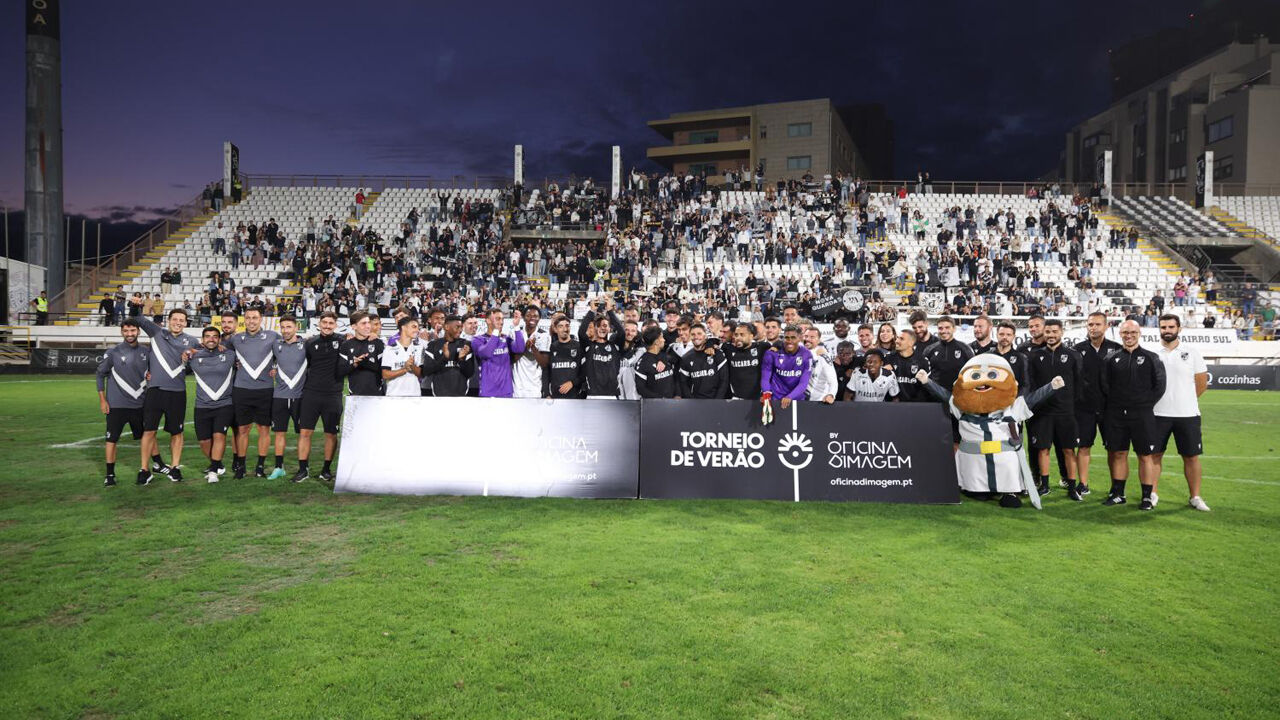 Jogadores do V. Guimarães festejam a conquista do torneio particular da Póvoa de Varzim