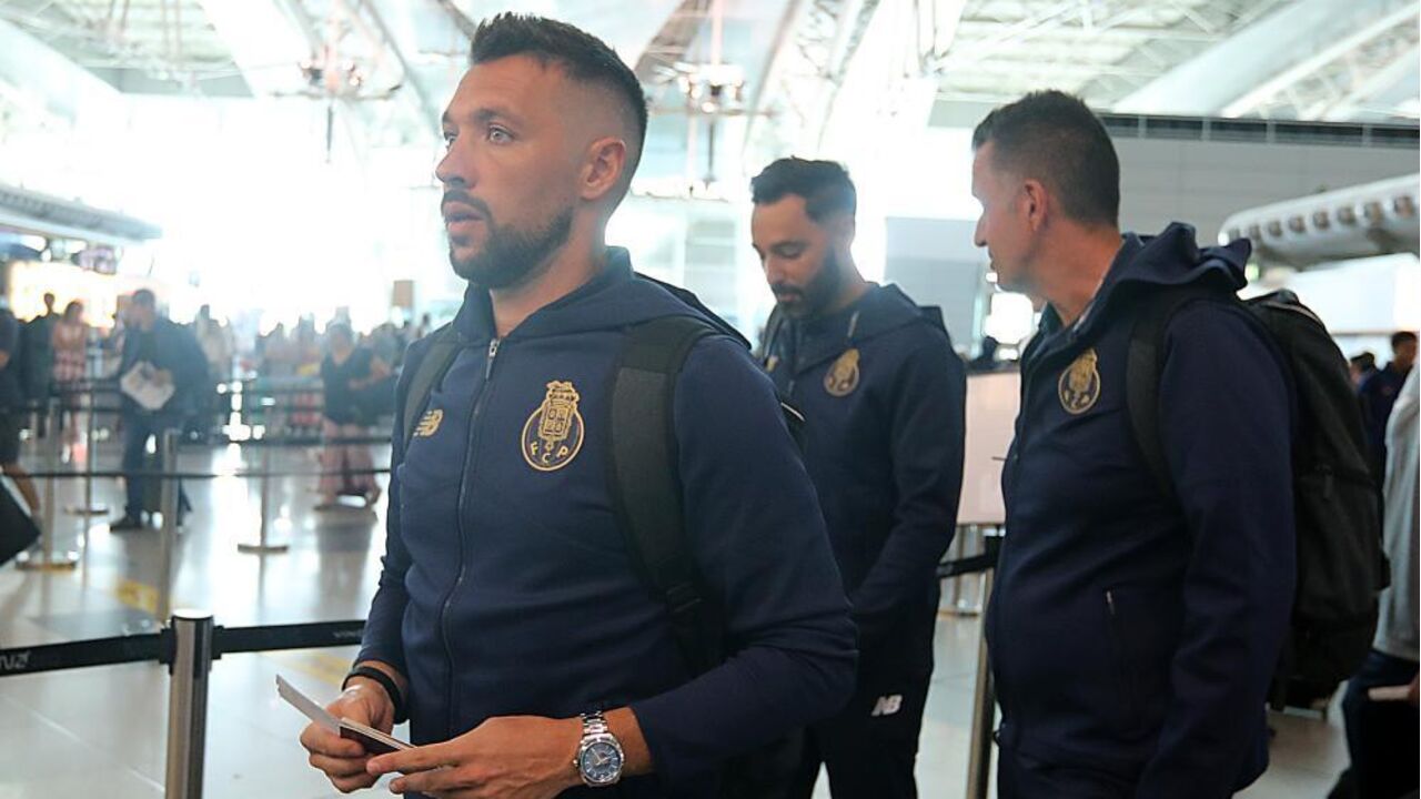 Farioli, treinador do FC Porto, no aeroporto