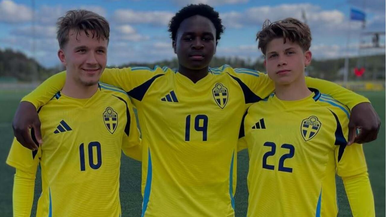 Nazif Inoussa (ao meio) a caminho do Benfica