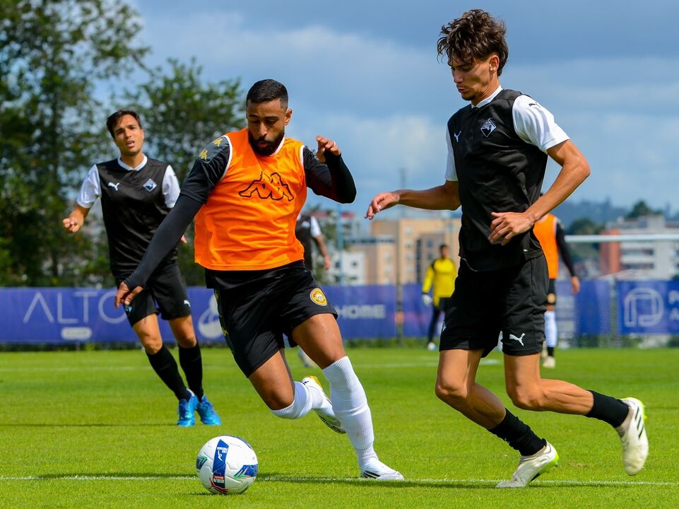 Jogadores em campo durante um treino de futebol
