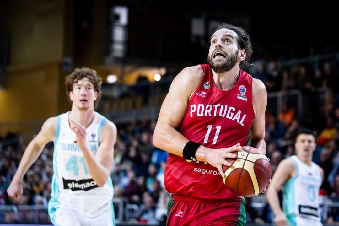 Miguel Queiroz confiante na participação de Portugal no Eurobasket, com foco em Jokic.
