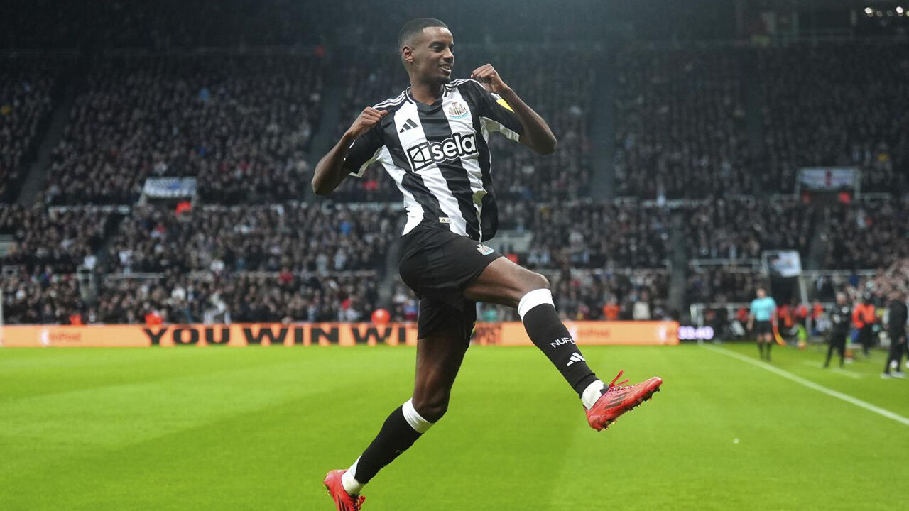 Alexander Isak continua no centro das atenções em Newcastle